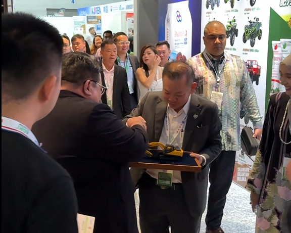 Mach 1 Group presenting a Sinomach miniature to YB Datuk Chan Foong Hin at Agri Malaysia 2025 in MITEC.