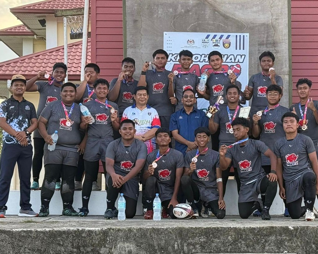 SMK Agaseh rugby players holding Mach 1 Group–sponsored jerseys while celebrating their 3rd-place finish at the MSSDLD 2025 tournament